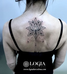 tatuaje-espalda-loto-Logia-Barcelona-Dasly      